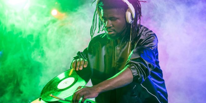 Cómo una DJ de indie transforma la pista de baile en una experiencia única