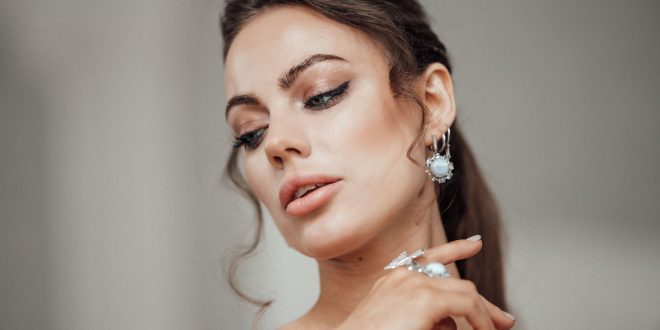 Cómo combinar anillos, collares y pendientes de plata con estilo